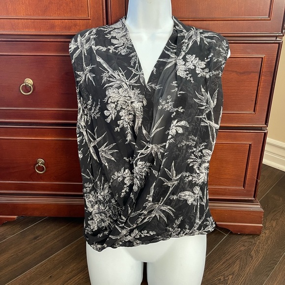 Aritzia Babaton 100% silk black and white floral blouse - Picture 1 of 3